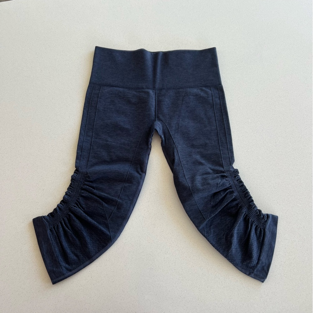 Lululemon cropped navy leggings. Size 4